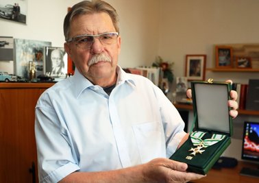 Stephan Pöhler zeigt den Sächsischen Verdienstorden, der ihm jetzt verliehen wurde. 