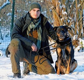 Jakob Bergmann mit einem seiner Schützlinge im Tierheim.