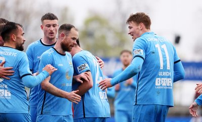 Tor für den Chemnitzer FC.  Jubel nach dem Meuselwitzer Eigentor zum 0:1. Furkan Kircicek (9, Chemnitz), Kilian Pagliuca (10, Chemnitz), Tobias Müller (38, Chemnitz), Michel Ulrich (11, Chemnitz).