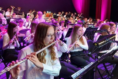 Die Bläserklassen der Oberschule Oelsnitz geben am Freitagnachmittag ein Benefizkonzert im Schulhof für die vom Großbrand am 4. Mai betroffene Oelsnitzer Familie Al Najjar.