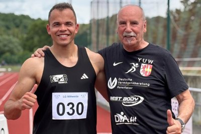 Der Treuener Sprinter Yannick Schmalfuß (links) und sein Trainer Werner Fuchs haben das Unmögliche möglich gemacht und sind bei der Deutschen Meisterschaft am Start gewesen.