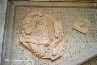 Der Tod geht online: zeitgenössische Darstellung an einem restaurierten Arkadenbogen.