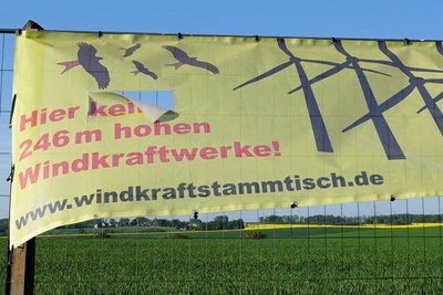 Ein Transparent, mit dem die Bürgerinitiative Windkraftstammtisch gegen die Pläne der Leipziger Stadtwerke protestiert, ist mutwillig beschädigt worden. So ein Plakat koste etwa 100 Euro, teilte Sprecher Mathias Luft mit: Wir überlegen, ob wir eine Anzeige gegen unbekannt erstatten." 