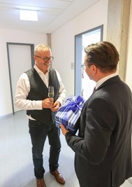 David Joram von der CVAG überreichte ein Abschiedsgeschenk.