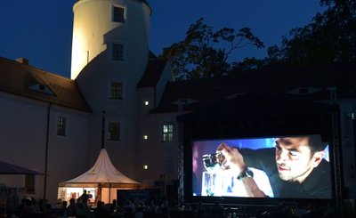 Am Donnerstag beginnen die Freiberger Filmnächte im Schloss Freudenstein. Im Bild: Die Filmnacht am 9. August 2020 mit "Nightlife" auf der Leinwand. 