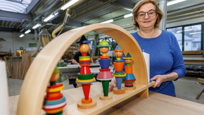 Geschäftsführerin Ines Gablenz zeigt einen Teil der Steckfiguren, die in ihrem Unternehmen in Geyer hergestellt werden. Bei der Gablenz GmbH ist nun auch die digitale Plattform Gabolin angesiedelt. 