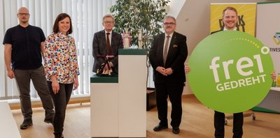 Präsentierten den neuen Wettbewerb: Markus Weber aus der Denkstatt Erzgebirge, Josephine Hage aus dem Team Kreatives Sachsen, Roland Manz als Vorstandschef der Erzgebirgssparkasse, Landrat Frank Vogel sowie Verbandsgeschäftsführer Frederic Günther (von links). 