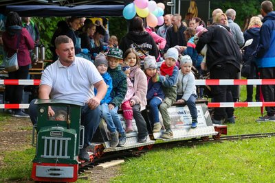 Die Feldbahn des Modellbahnclubs fuhr auf dem Bauspielplatz.