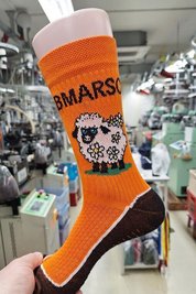Eine Schwarzenberger Socke, hier noch bei der Herstellung.