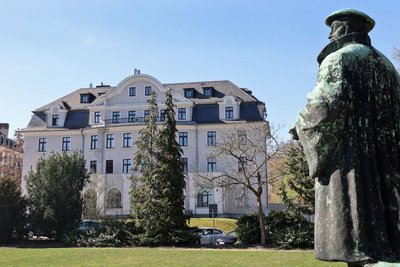 Bis zum Ende des Zweiten Weltkrieges fungierte dieses Gebäude als Hotel „Glauchauer Hof“.
