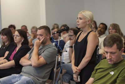 Vor der öffentlichen Debatte schildern betroffene Eltern nochmals ihre Sicht und stellen Fragen an den Oberbürgermeister.