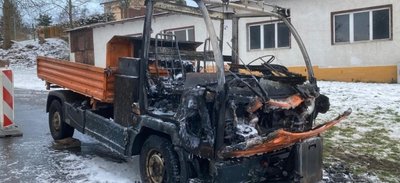 Der Multicar des Pockau-Lengefelder Bauhofs brannte aufgrund eines technischen Defekts komplett ab. 