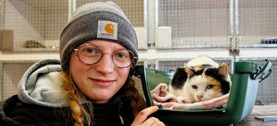 Luise Kühne mit der Katze, die aus dem Motorraum eines Autos befreit wurde. 