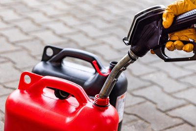 Maximal zehn Liter Benzin oder Diesel sollten Autofahrer zusätzlich in einem Kanister dabei haben. Das empfiehlt der ADAC.