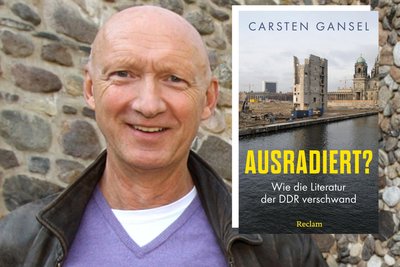 Carsten Gansel mit seinem Buch.
