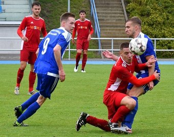 Abwärtstrend gestoppt: Die Germania-Kicker Kevin Frieden (l.) und Toni Hahn (r.) liefen gegen den SSV Markranstädt erstmals in dieser Saison von Beginn an auf und belohnten sich mit einer guten Leistung.