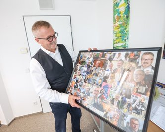 Mitarbeitende von Miko Runkel haben ihm zum Abschied eine Collage gestaltet. Nach 14 Jahren als Bürgermeister räumt der 61-Jährige sein Büro im Bürgerhaus am Wall. 