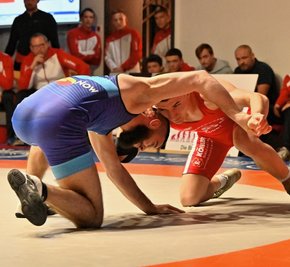 Shoaib Mohammadi (r.) und der Greizer Drin Abdullahu lieferten sich ein Duell mit Haken und Ösen. Mit einer spektakulären Aktion kurz vor Schluss entschied der Lugauer den Vergleich für sich. 