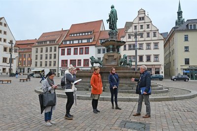 Stadtgeschichte wird erklärt. Hier am Opferstein. Andreas Schwinger gibt Olivia Wagner,Laura Schröter und Emily Clauß Tipps. Mittendrin Sophia I. (3. v. l.)