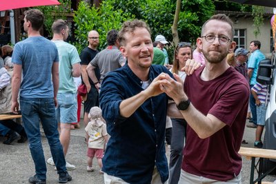 Andreas und André wagen ein Tänzchen.
