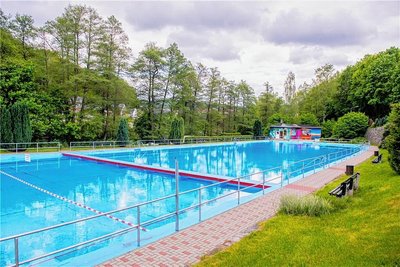 So sieht das Freibad Auerhammer mit gefülltem Becken aus. 