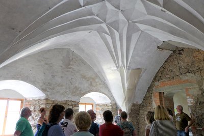 Für einen Nachmittag hat Schloss Sachsenburg Einblicke hinter die Kulissen gewährt. Hunderte Besucher nahmen in Gruppen an den Führungen durch die alten Gemäuer teil.