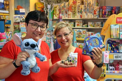 Bei Silke Puschmann (links) und Hendrikje König im Spielzeug-Land in Glauchau dreht sich aktuell alles um den Schulanfang.