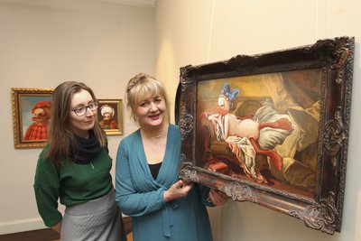 So sieht das berühmte Gemälde vom "ruhenden Mädchen" namens Louise O'Murphy, das Francois Boucher malte, bei der "Duckomenta" aus - wie Museumsmitarbeiterin Stefanie Gebler (links) und Geschäftsführerin Anke Doepner zeigen.