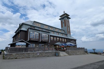 Wie geht es mit dem Fichtelberghaus und dem Gelände drumherum nach einem Verkauf weiter? Diese Frage stellen sich derzeit viele Menschen. Der Erzgebirgskreis als Eigentümer der Immobilie auf Ostdeutschlands höchstem Gipfel holt derzeit Angebote ein.