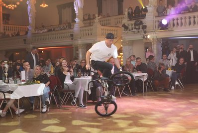Die Auszeichnung wurde von einem sportlichen Programm begleitet, unter anderem von Chris Böhm. Der BMX-Athlet hat schon mehrere Weltrekorde aufgestellt.