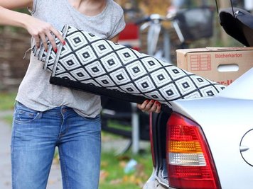  
          Ob Kiste, Stuhl oder Teppich: Die eingeladenen Sachen müssen im Auto gut gesichert werden.