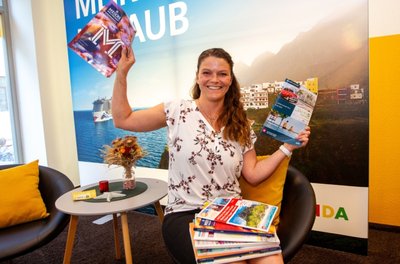 Franziska Hegner in ihrem Reisebüro Sonnenklar. 