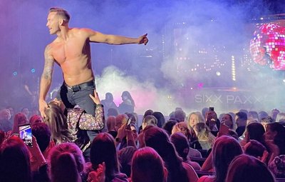 Mit viel nackter Haut und erotischen Choreografien tanzten sich die "Sixx Paxx"-Männer am Mittwoch in der Stadthalle in die Herzen Hunderter Frauen. Das Anfassen war nicht nur erlaubt, sondern gewollt. 