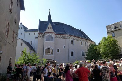 Der Andrang am Eingang zum Schloss war groß. Die Besucher wurden in Gruppen eingelassen. Schon am Vorabend war ein Vortrag im Welt-Theater zum Sanierungsprojekt bis auf den letzten Platz besetzt.