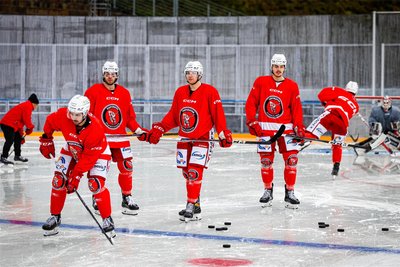 Das Eispiraten-Team hat am Freitagvormittag zum zweiten Mal auf dem Eis in der Vogtland-Arena trainiert.