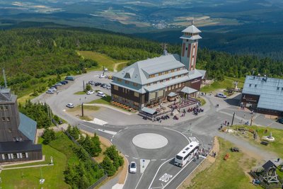 Landrat Rico Anton geht davon aus, dass der öffentliche Zugang zum Gelände um das Fichtelberghaus auch im Fall eines Verkaufs an einen privaten Investor gesichert ist.