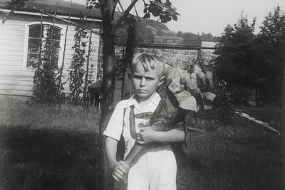 Joachim Naundorff zum Schulanfang im Garten des Hauses. Im Hintergrund ist die Bahnbrücke erkennbar.