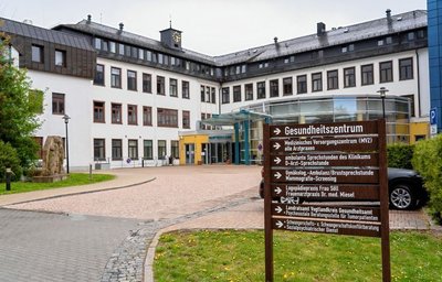 Wie wirkt sich die Schließung des Krankenhauses auf die Auslastung im Klinikum Obergöltzsch in Rodewisch aus? 