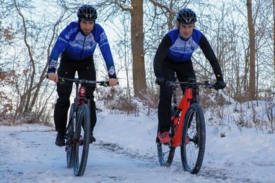 Eric Rudolph (links) und Sven Püschel beim Training im Schnee. Ab Sonntag geht es in Südafrika über staubige Pisten. 