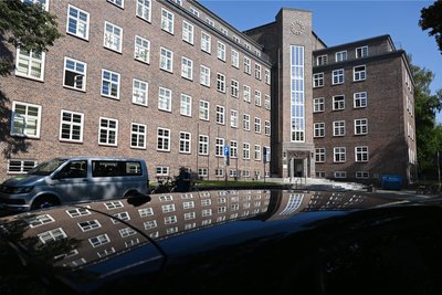 Am Landgericht Chemnitz stehen drei Männer wegen versuchten Mordes vor Gericht. Sie sollen in einem Wohnhaus Feuer gelegt haben.