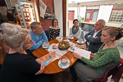 Kaffeeplausch der Silberstadt-Bewerberinnen: Laura Schröter, links, Moderator Gerd Edler, Emily Clauß und Olivia Wagner, Andreas Schwinger und Silberstadtkönigin Sophia Thüm.