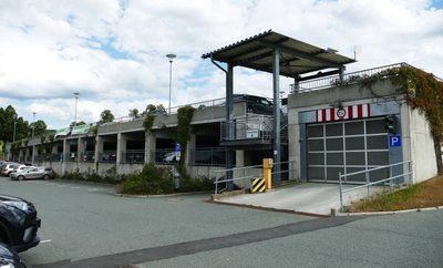 Das Parkdeck an der Silber-Therme soll ein Dach aus halblichtdurchlässigen Fotovoltaikplatten erhalten. 