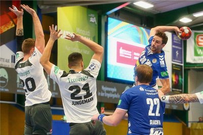 Eine Szene aus dem Hinspiel in Aue, das 26:26 endete. Adrian Kammlodt steigt vor der Dresdner Abwehr zum Sprungwurf hoch.