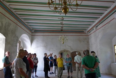 In der Langen Stube erläuterte Jan Brückner, der zuständige Architekt, unter anderem, wo der Schwamm bekämpft wurde.