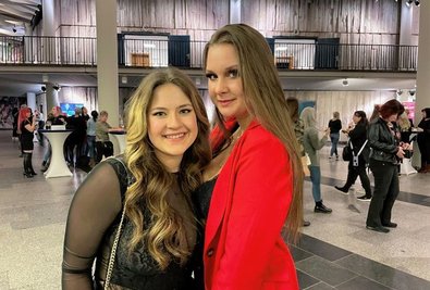 Die Freundinnen Hannah Kraner (l.) und Johanna Kretzschmar feierten Geburtstag bei der heißesten Show in Chemnitz.