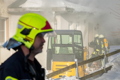 Beim Eintreffen der Feuerwehren drang starker Rauch aus dem Nebengebäude eines Mehrfamilienhauses.