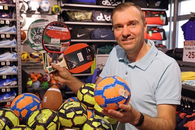 Alexander Kunz von GÜ-Sport empfiehlt kleine Bälle und Tischtennisschläger.