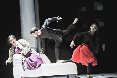 Im Operneinakter "Die menschliche Stimme", der am Karfreitag Premiere am Mittelsächsischen Theater in Freiberg hatte, brillierten Leonora Weiß-del Rio (Die Frau) sowie die Tänzerin Aya Sone (Die Seele) und der Tänzer Lorenzo Malisan (Der Tod). 
