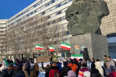 Etwa 100 Teilnehmer vor dem Marx-Kopf bei einer Demo für ein freies Iran.