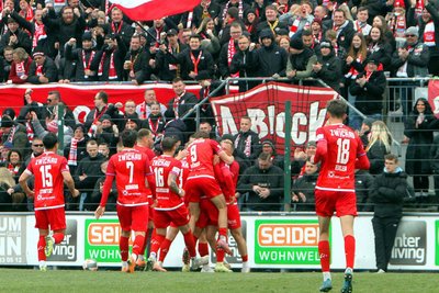 Die FSV-Profis wollen nach dem 2:1-Sieg im Viertelfinale beim VfB Auerbach (Foto) nun auch in Riesa mit ihren Fans jubeln.